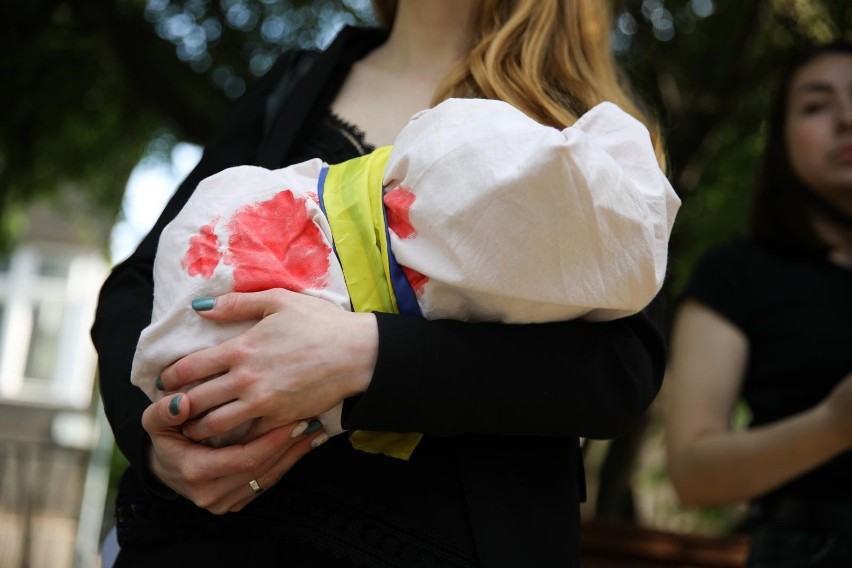 Sylwetki zabitych cywili na chodniku przy konsulacie Rosji. Happening przeciwko wojnie