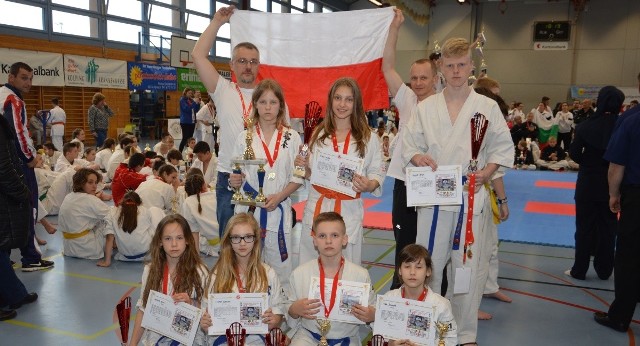 Młodzi karatecy z Morawicy i Piekoszowa z trenerem Andrzejem Horną (drugi z prawej w górnym rzędzie) na turnieju w Szwajcarii. 