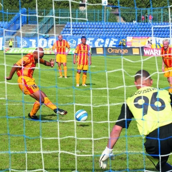 Edi Andradina strzela z rzutu karnego drugiego gola dla Kolportera Korony w meczu z Ruchem.