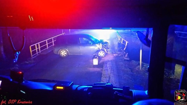 Wczoraj w nocy na drodze powiatowej między Kruszwicą a Szarlejem doszło do kolizji. Samochód marki Renault Scenic uderzył w sarnę, a następnie w barierki ochronne nad kanałem Bachorze.Jak informują strażacy z OSP Kruszwica, kierowca nie odniósł żadnych obrażeń. Flesz - bezpieczne dziecko. To musisz wiedzieć!