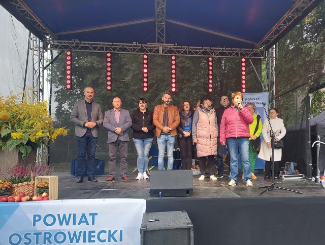 Piknik " Dzień dla zdrowia". Na zdjęciu od lewej: radni powiatu ostrowieckiego Mariusz Pasternak i Janusz Gołdyn, radni rady miasta Ostrowiec Joanna Pikus, Aron Pietruszka, Marta Woźnicka - Kuzdak, radni powiatu ostrowieckiego Agnieszka Rogalińska i Robert Rogala, starosta ostrowiecki Marzena Dębniak, zastępca kierownika ostrowieckiego pogotowia Danuta Barańska oraz radna miasta Bożenna Morycińska