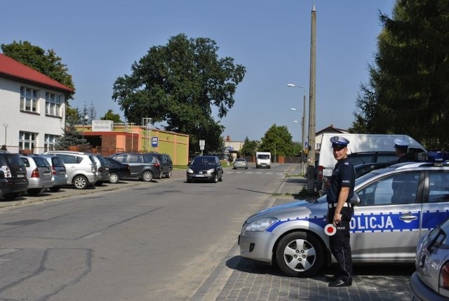 Każdego dnia przy szkołach  i na  drogach  dojazdowych  do placówek  szkolnych w powiecie szydłowieckim można spotkać policjantów nadzorujących przejścia dla pieszych.