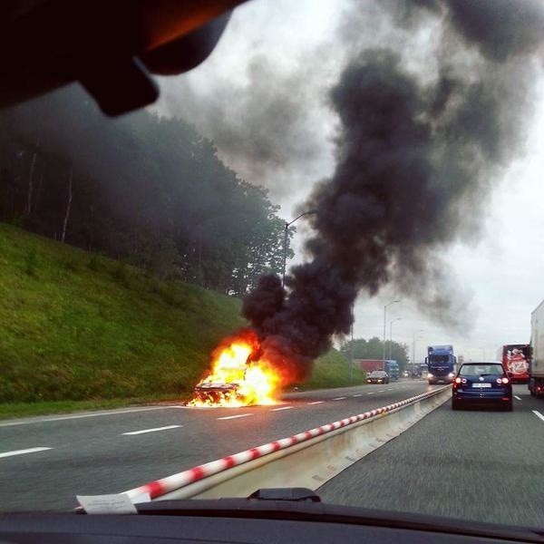 Płonący samochód na A4 w Rudzie Śląskiej