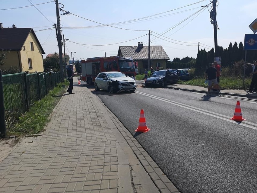 Dwa samochody zderzyły się na ul. 20 Straconych w Olkuszu. Droga była całkowicie zablokowana