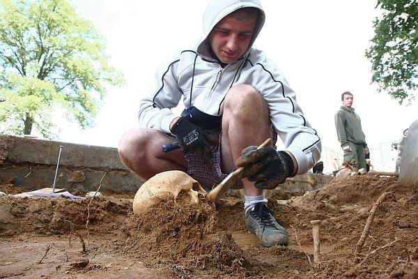 Niedługo minie miesiąc od rozpoczęcia prac archeologicznych przy wzgórzu św. Magdaleny. Specjaliści weszli tu po tym jak robotnicy pracujący nad przebudową drogi natknęli się na ludzkie szczątki.