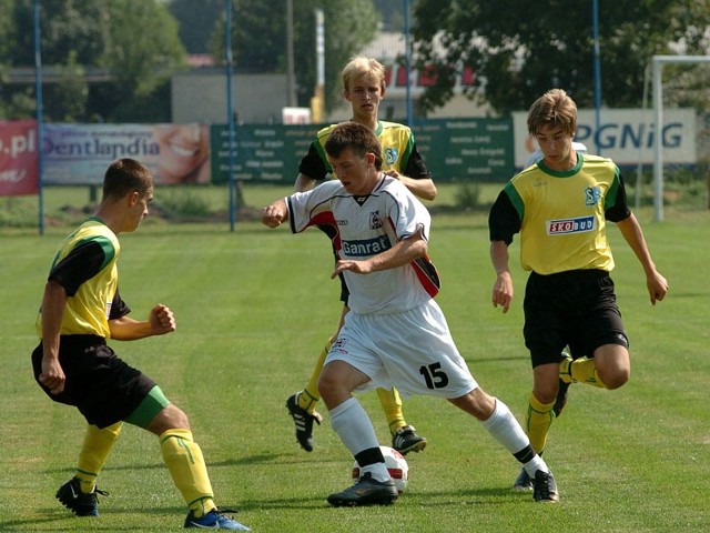 Juniorzy starsi Siarki Tarnobrzeg (żółto-czarne stroje) przegrali drugi mecz z rzędu.