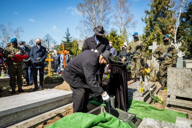 Maksymilian Kasprzak przez całe swoje powojenne życie działał społecznie, był honorowym gościem uroczystości wojewódzkich.