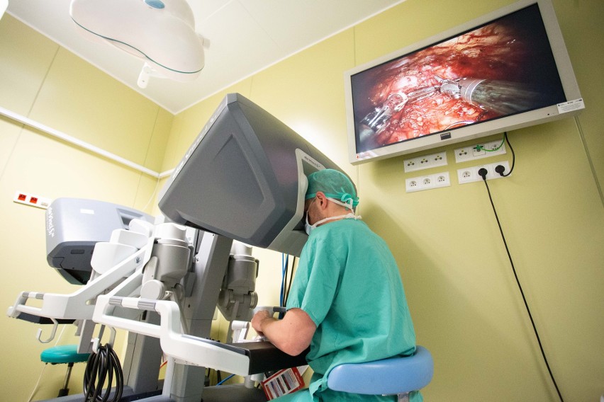 Operacje robotem da Vinci we Wrocławiu będą refundowane. Skorzystają chorzy mężczyźni [ZDJĘCIA]