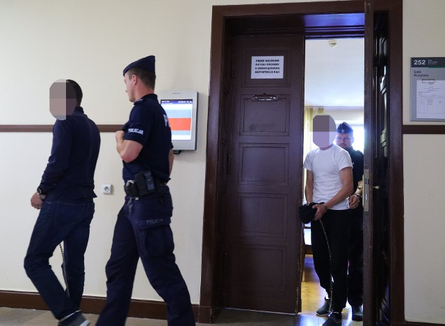 Policjanci doprowadzili na salę rozpraw dwóch oskarżonych Gruzinów