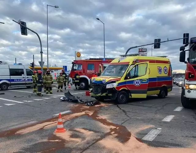 Na skrzyżowaniu ulic Błonie i Nowodąbrowska karetka pogotowia zderzyła się z samochodem osobowym