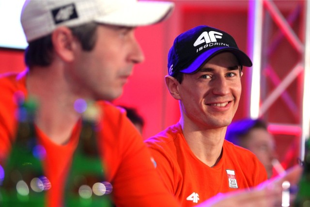 Kamil Stoch odpisał małym malborczykom, przesyłając podziękowania i zdjęcia ze swoimi autografami.