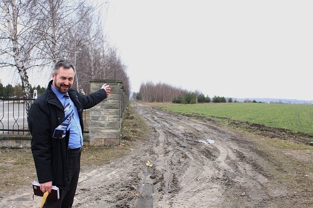 Dariusz Taborek, kierownik Cmentarza Komunalnego w Cedzynie pokazuje teren przy ulicy Sandomierskiej, który trzeba wykupić pod rozbudowę nekropoli 