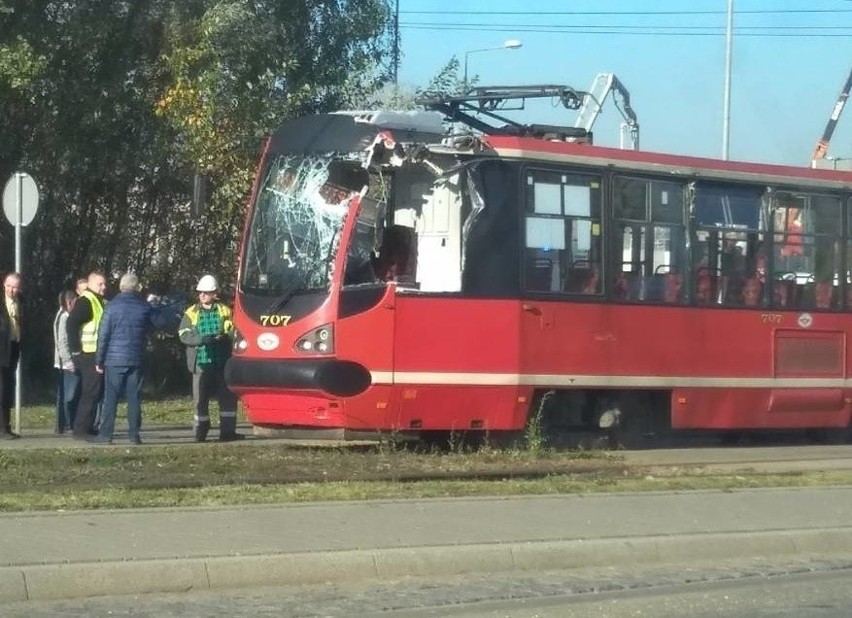 Dźwig uderzył w tramwaj na skrzyżowaniu Strzelców Bytomskich...