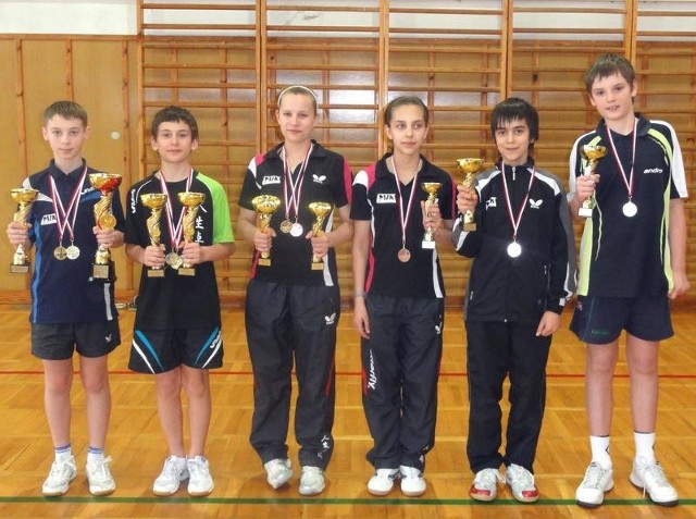 Kamil Nalepa (z lewej) i inni nasi reprezentanci dobrze spisali się w mistrzostwach Podkarpacia młodzików w tenisie stołowym, rozegranych w Stalowej Woli.