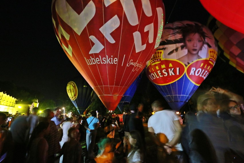 Nocny pokaz balonowy w Nałęczowie