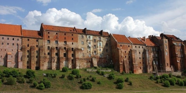 Na zespół spichlerzy składa się w sumie 26 budynków. Część z nich jest w rękach prywatnych