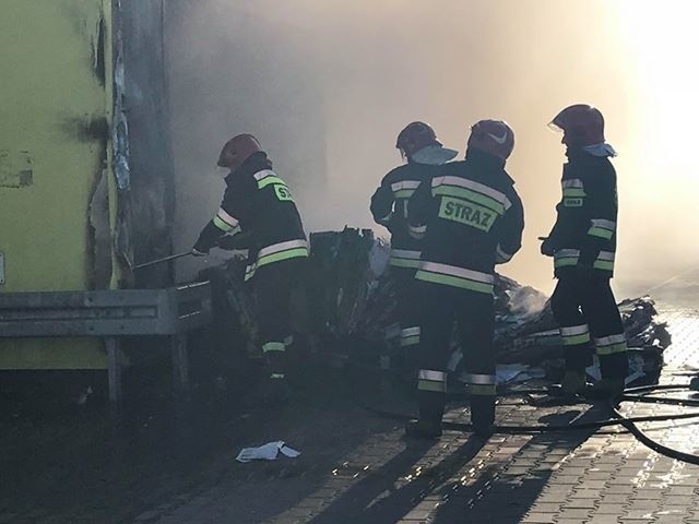 Ogień przy Biedronce w Kielcach i ewakuacja! Zaczęło się od kartonów 