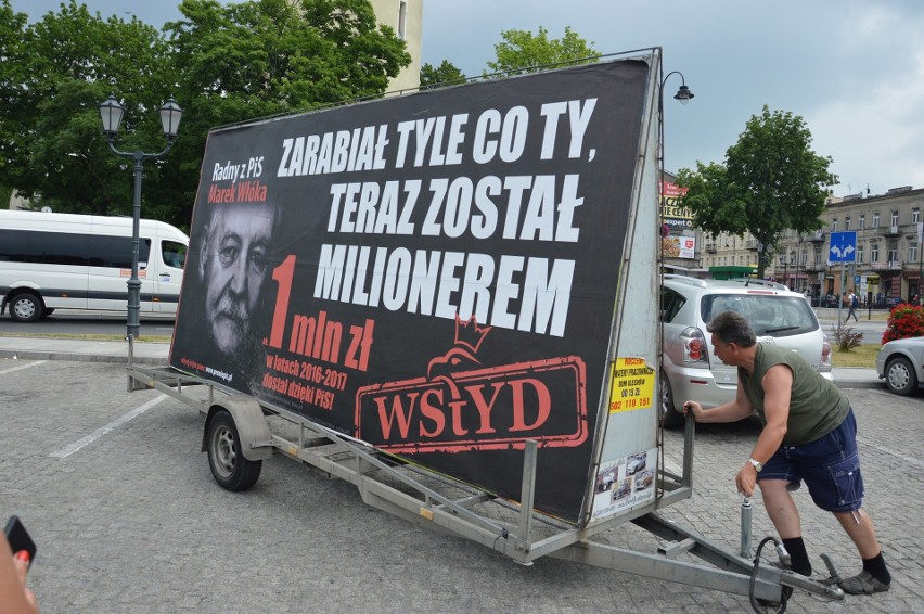 Konwój wstydu w Piotrkowie. Kolejna akcja PO z billboardami...