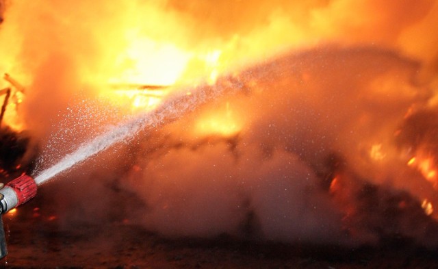 Pożar słomy wybuchł w nocy na polu w Żarkach Wielkich w gminie Trzebiel (zdjęcie ilustracyjne)