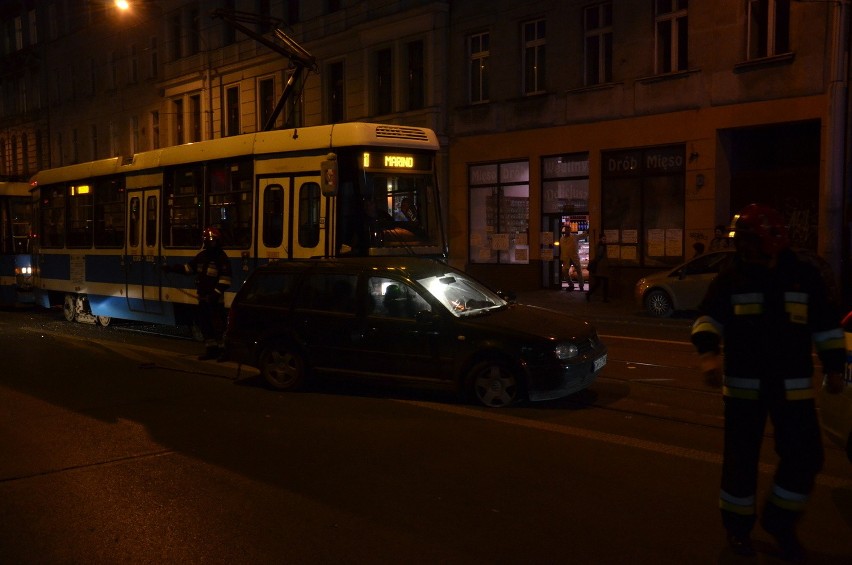 Wrocław: Wypadek na Sienkiewicza. Volkswagen zderzył się z tramwajem (ZDJĘCIA)