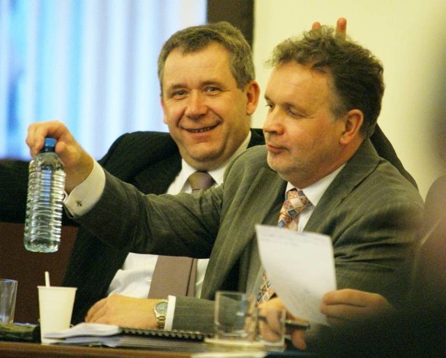 Mimo posądzenia o wazeliniarstwo, radnego Radzikowskiego (po lewej) nie opuszczał wczoraj dobry humor. Odczuł to na własnej głowie radny Jacek Tarczewski.