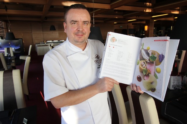 Michał Markowicz, szef kuchni w Hotelu Odyssey w Kielcach prezentuje swoje przepisy w książce kulinarnej.