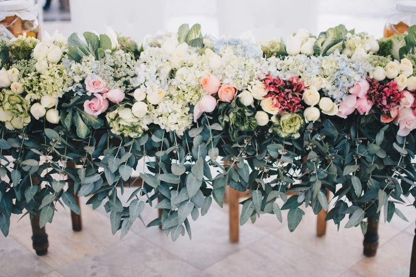 Ślubne dekoracje. Jaki wystrój sali weselnej? Modne dekoracje sali weselnej 2019. Wystrój sali weselnej - jaki wybrać? Nowe pomysły 