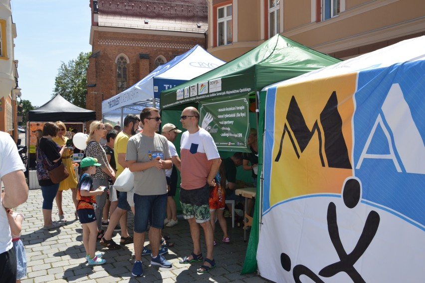 W stojącym na Rynku dużym namiocie z kilkoma wydzielonymi...