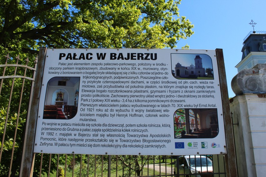 Historię pałacu w Bajerzu przedstawiono na tablicy...