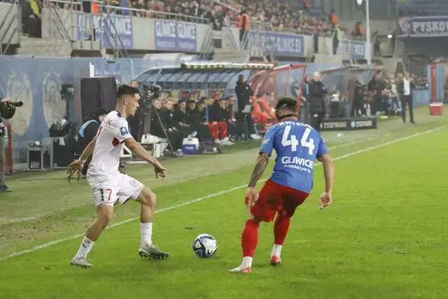 Adrian Kapralik (z lewej) zdobył dwie bramki dla Górnika Zabrze w meczu z Piastem w Gliwicach wygranym 3:1.