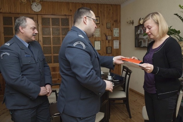 Pieniądze zebrane przez pracowników służby więziennej mamie Karolinki przekazali major Marek Berg (z lewej), zastępca dyrektora Aresztu Śledczego w Koszalinie i major Wojciech Brzozowski, dyrektor Zakładu Karnego w Czarnem.