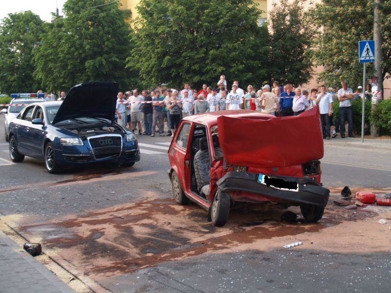 Maluch zderzył się z audi. Pasażera fiata strażacy wycinali  (zdjęcia)