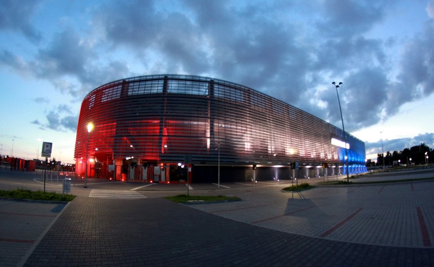 Arena Lublin podświetlona. Barwy francuskiej flagi na stadionie (ZDJĘCIA)