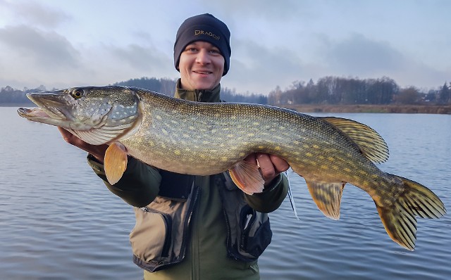 W zalewie w Suchedniowie regularnie łowi się takie sztuki. Na zdjęciu 80 centymetrowy szczupak i łowca - Maciej Czerwiński. Zgodnie z zasadą "no kill" ryba wróciła do wody.