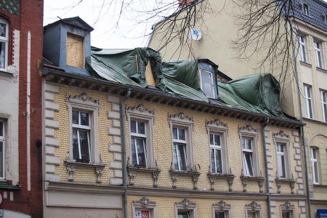 Słupski inspektor nadzoru budowlanego nakazał wyremontować zniszczoną przez pożar kamienicę przy ulicy Tuwima 2. Zakres prac jest olbrzymi. Teraz wspólnota mieszkaniowa będzie musiała znaleźć na to pieniądze. Miasto pomoże?