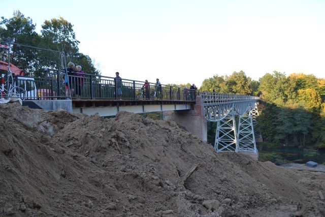 Alarm na moście kolejki wąskotorowej w Koronowie. Osuwa się ziemia!