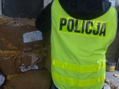 Policjanci z Przewozu zatrzymali kierowcę, który w bagażniku volkswagena przewoził nielegalny tytoń.
