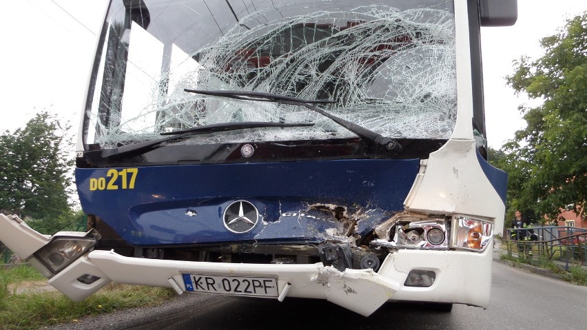 Piekary: zderzenie autobusu z autem [ZDJĘCIA]