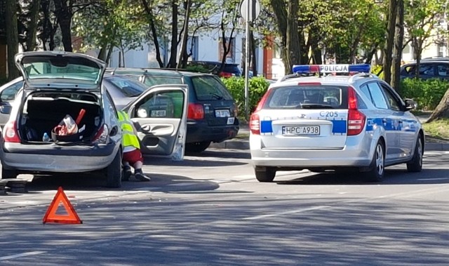 Aktualizacja, godzina 16:15: - W zdarzeniu najpierw uczestniczyły dwa pojazdy, które wjeżdżały do centrum handlowego przy ulicy Skarżyńskiego. Kierujący Volkswagenem Polo uderzył w pojazd marki Renault Clio, które „odwracając się”, uderzyło w zaparkowanego Forda Mondeo. Kierowca samochodu renault został zabrany do szpitala – poinformowała nas podkom. Lidia Kowalska z zespołu prasowego KWP w Bydgoszczy. Utrudnień w ruchu w miejscu wypadku już nie ma.Wcześniej o zdarzeniu mówili bydgoscy strażacy, którzy dostali wezwanie o godz. 14.28.- Na miejscu działają strażacy, w tej kolizji brały udział samochody marek: Renault Clio, Ford Mondeo i Volkswagena Polo. Jedna osoba została odwieziona do szpitala. Jeden pas jest zablokowany, ruch powinien jeszcze odbywać się wahadłowo - podał nam oficer dyżurny ze stanowiska dowodzenia KM PSP w Bydgoszczy.Ponadto, bydgoscy strażacy gasili pożar trawy przy ul. Kaplicznej oraz na Fordońskich Górkach, a także pożar śmieci na ul. Toruńskiej.Od poniedziałku zamiana pogody! (źródło TVN/X-News):