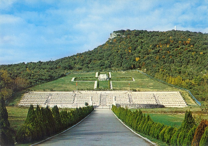 To Polski Cmentarz Wojenny na Monte Cassino. Znajduje się u...