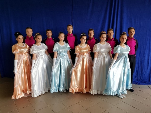 Młodzi tancerze z gminy Pawłów mają od niedawna stroje do tańców narodowych.