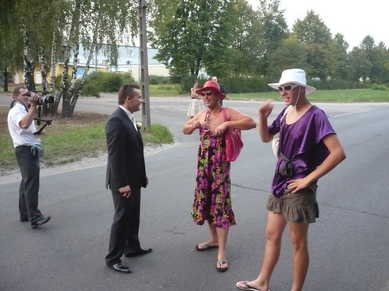 Love Parade w Ostrołęce? Zobacz jak się robi bramę młodej parze (zdjęcia)