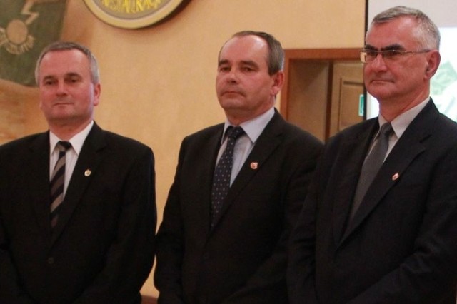 Roman Leśniak (z lewej) podczas gali 70-lecie Izolatora otrzymał złotą honorową odznakę PZPN za działalność w piłce nożnej. Obok inni odznaczeni: prezes Robert Ciuba (w środku) i sekretarz klubu Roman Stefanik.