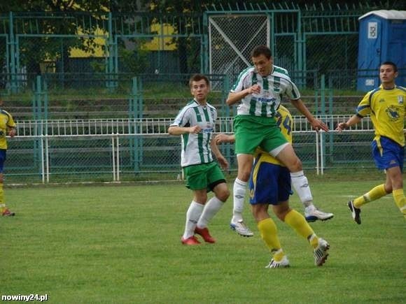 Piłkarze Wisłoki Dębica (biało-zielone stroje) tylko i aż zremisowali z rywalami z Nowej Sarzyny.