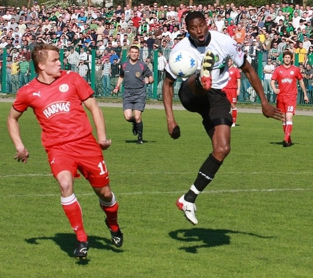 Piłkarze Stali Stalowa Wola (z piłką Abel Salami, obok Tomasz Lisowski) zremisowali z Widzewem Łódź 0:0.