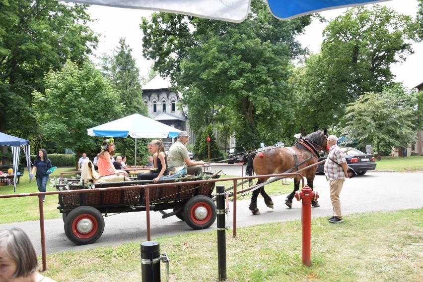 Powiatowy Dzień Seniora w Więckowicach z wiciem wianków i meczem samorządowcy kontra salezjanie [ZDJĘCIA]