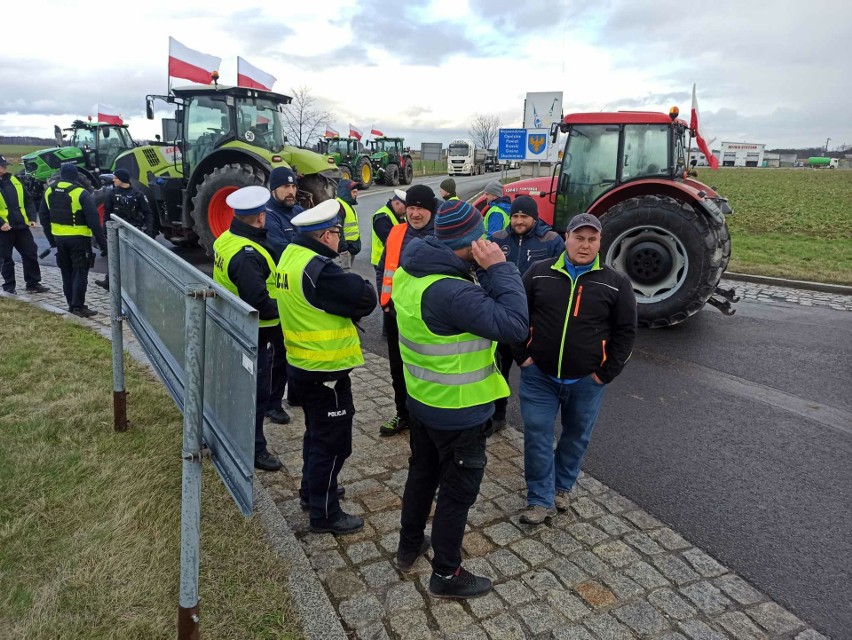 Rolnicy blokują drogi na Dolnym Śląsku. Do protestujących...