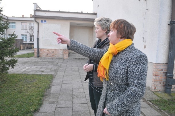 - Cieszymy się, że w naszej wsi powstanie centrum folkloru, bo to szansa, która może przyciągnąć tu wielu ludzi - mówią Adriana Pawelska i Halina Ratajczak. - Budynek ma stanąć właśnie w tym miejscu.