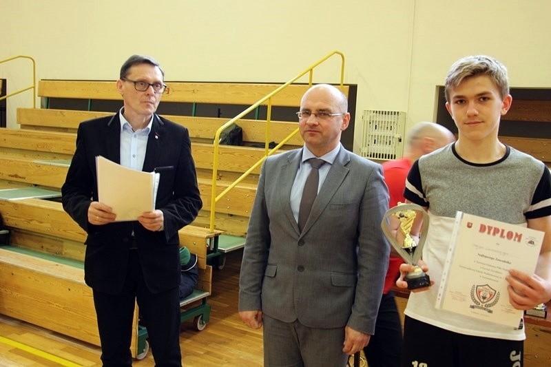 MAciej Lipieniecki (pierwszy z prawej) z pucharem dla najlepszego zawodnika otrzymanym od burmistrza Suchedniowa Cezarego Błacha