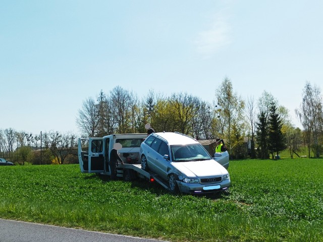 W Jabłonowie-Zamku 70-letni mężczyzna kierujący samochód marki hyundai przez nieprawidłowo wykonany manewr skręcania uderzył w jadące audi a4, które prowadził 30-letni mężczyzna. Audi wskutek uderzenia wylądowało na polu